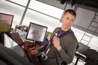 Lennonjohtaja mikrofoni kädessään