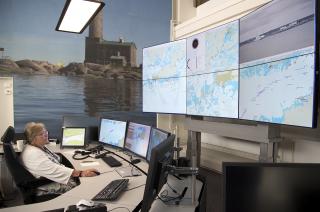 Meriliikennekeskuksessa Pirjo-Sisko Katajisto työssään tietokoneen ääressä valvomassa meriliikenteen turvallisuutta.