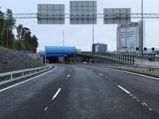 Vasta avattu Keilaniemen tunneli ja vielä tyhjät ajokaistat.