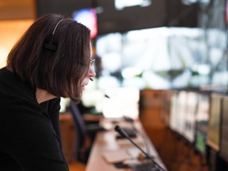 Tieliikennekeskuksessa ohjaaja valvoo monitorilta liikenteen sujuvuutta.