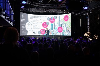 Sidsoryhmäseminaarissa puheenjohtaja Korhonen esiintymässä