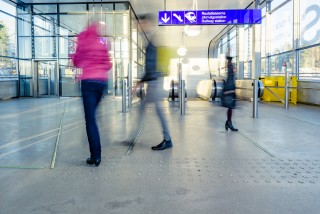 Nopeasti kulkevia ihmisiä rautatieasemalla 