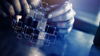 Kädet kokoamassa pulmapeliä, kuvituskuva