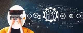 Kädet ja tietokone kuvituskuva