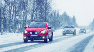 Autojono talvisessa maantieliikenteessä