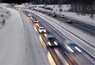 Luminen valtatie ja autojono