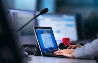 Kädet ja tietokone kuvituskuva