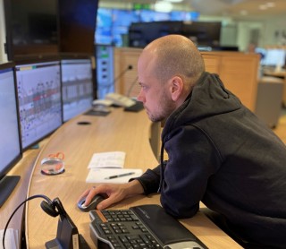 Liikennepäivystäjä Marko Lassila tietokoneella