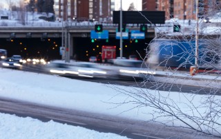 Talviliikennettä maantiellä