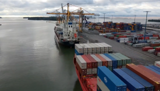 Rahtialuksia satamassa