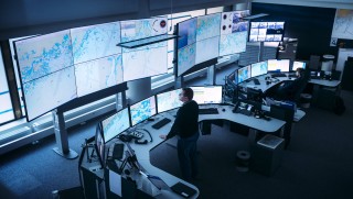 VTS-keskuksen sali sekä liikenteenohjaajia