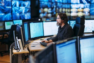 Tieliikennekeskuksen näyttöjä ja päivystys