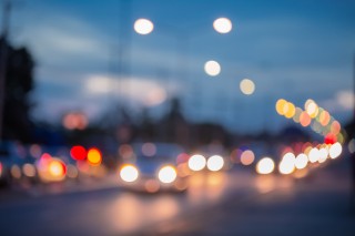 Maantieliikennettä, autoja ja valokeiloja