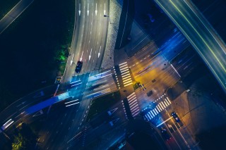 Autotie yöllä, kuvituskuva.