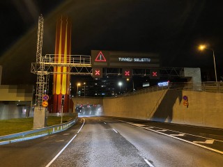 Rantatunnelissa käynnissä tunnelitestaukset. Kuvassa tunnelin suuaukkoa.