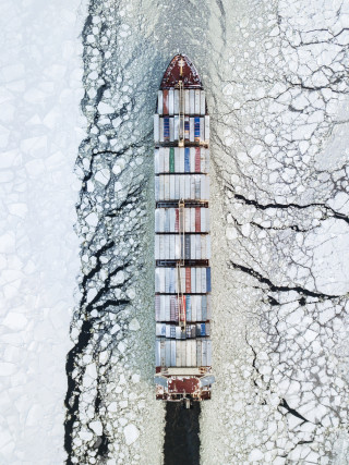 Rahtialus merellä talvella dronella kuvattuna