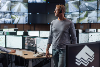 Liikenneoperaattori tieliikennekeskuksen salissa