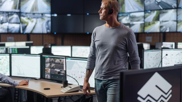 Liikenneoperaattori tieliikennekeskuksen salissa